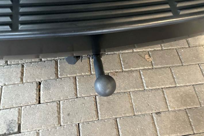 Sort Kia Carnival fra 2007 set udefra