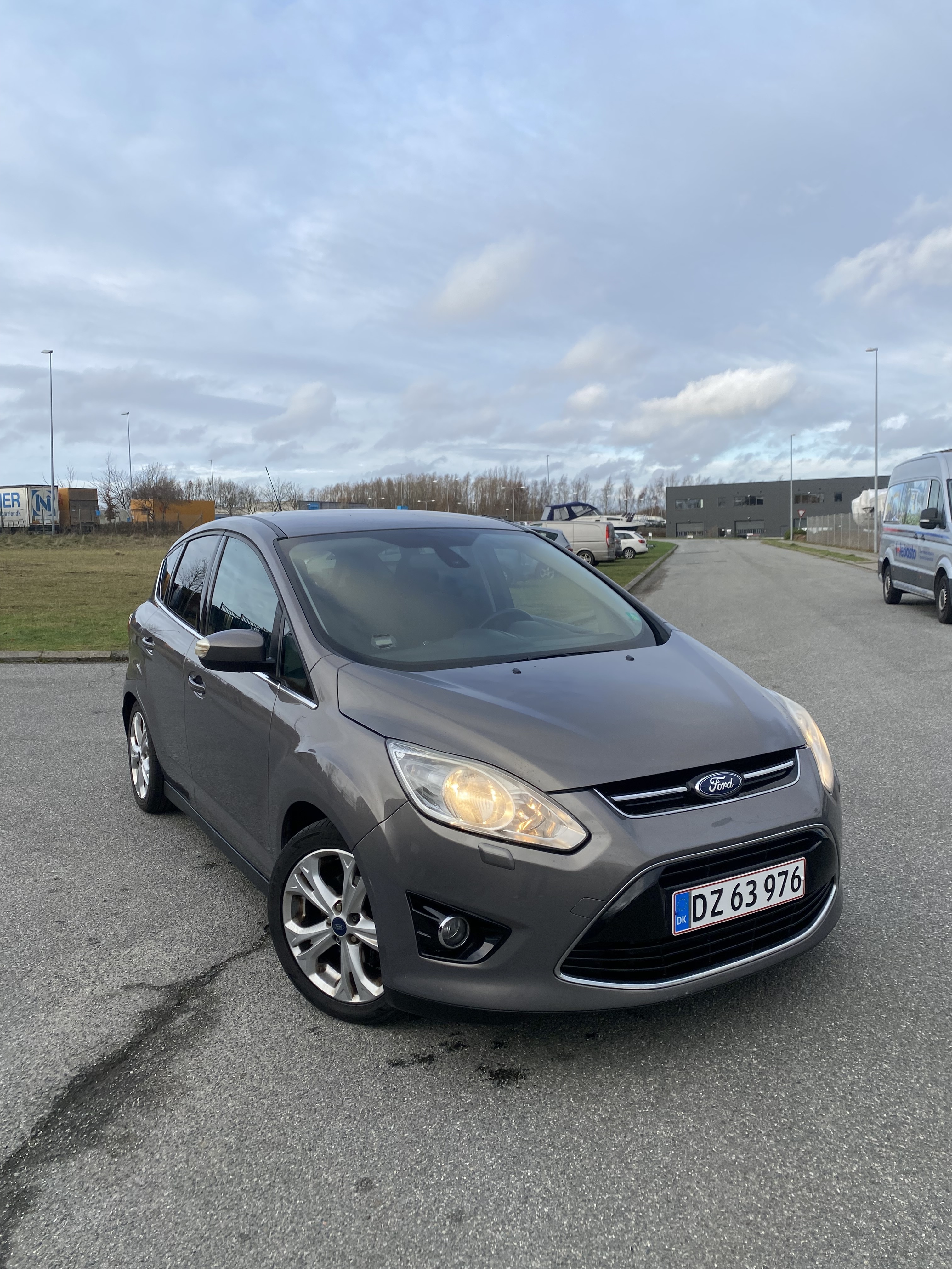 Grå Ford C-MAX fra 2012