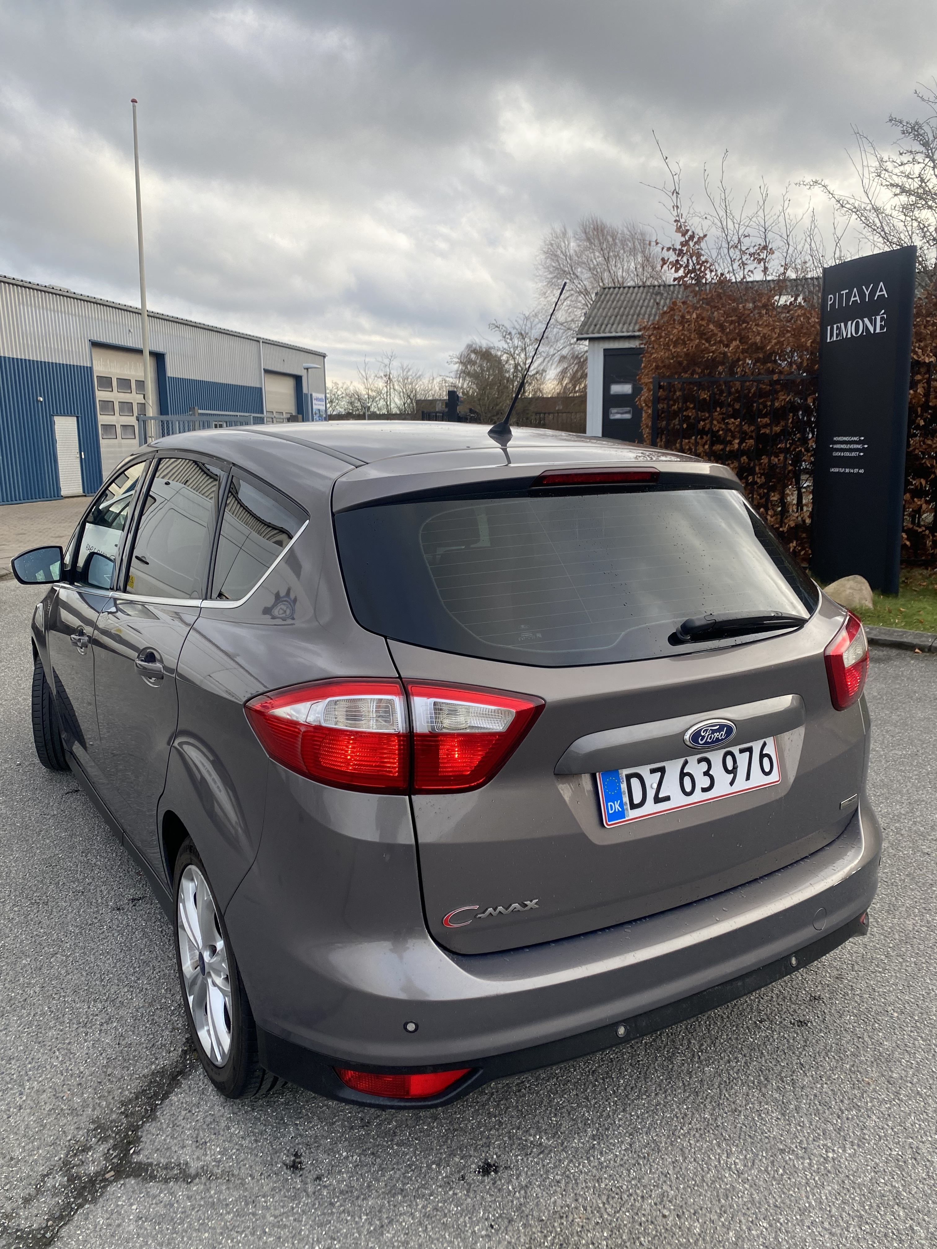 Grå Ford C-MAX fra 2012