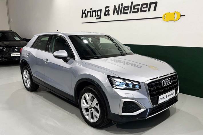 Sølv Audi Q2 fra 2021 set udefra
