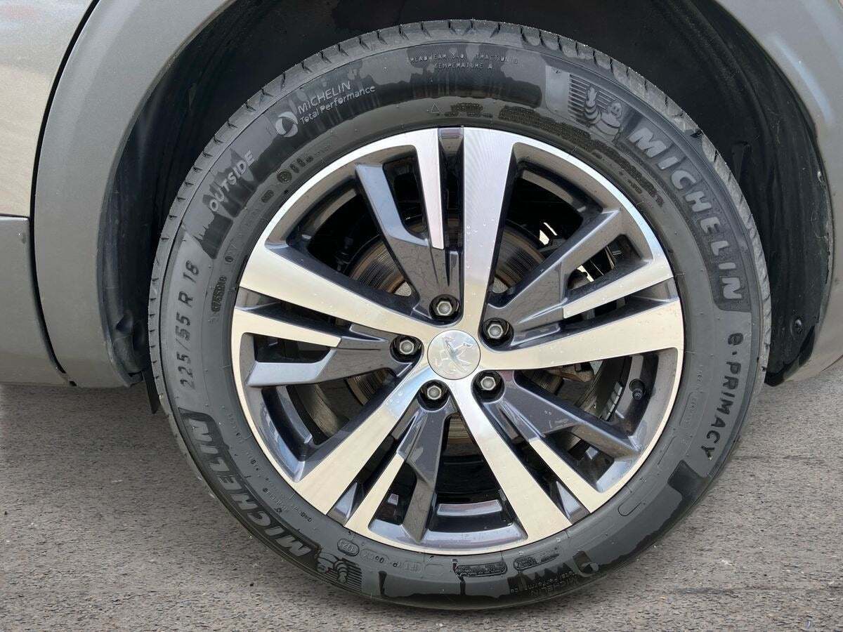 Grå Peugeot 3008 fra 2023