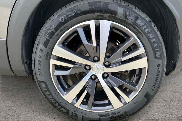 Grå Peugeot 3008 fra 2023