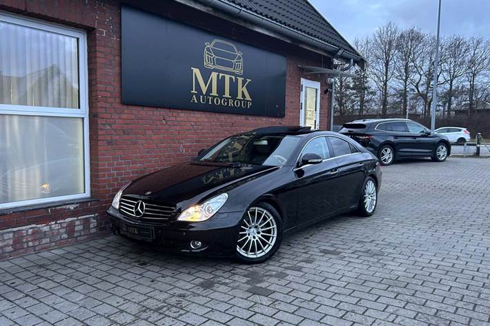 Sort Mercedes CLS500 fra 2005 set udefra