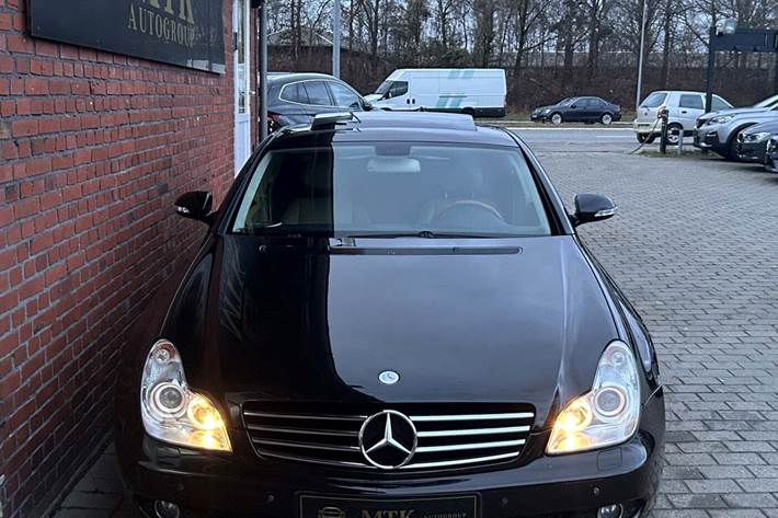 Sort Mercedes CLS500 fra 2005 set udefra