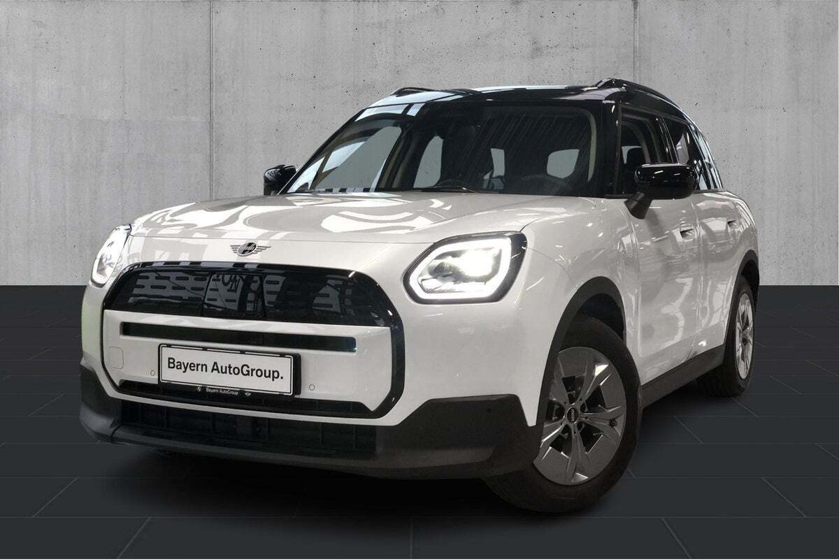 Hvid Mini Countryman E fra 2025 set udefra