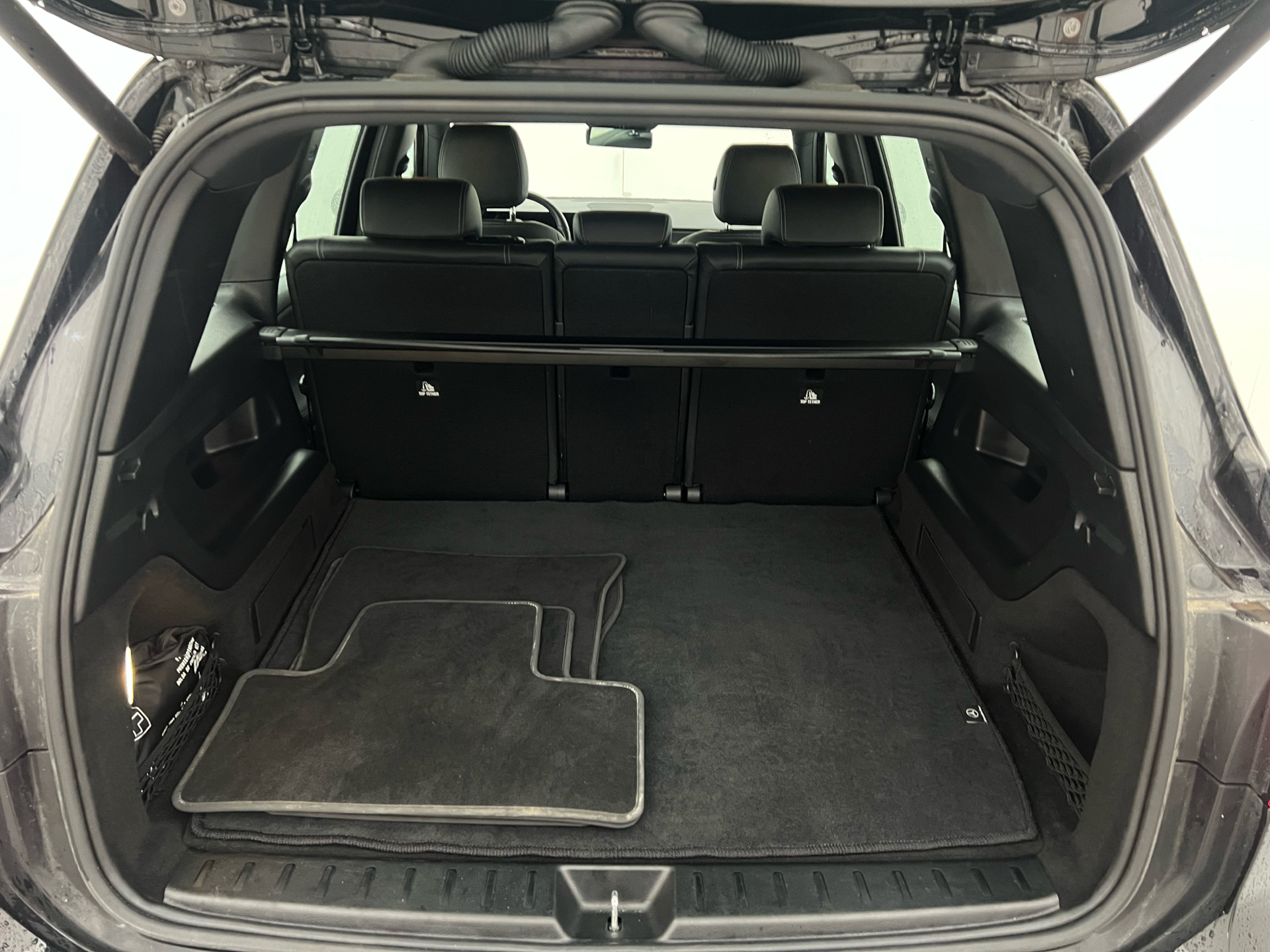 Sort Mercedes EQB 300 fra 2022 set indefra