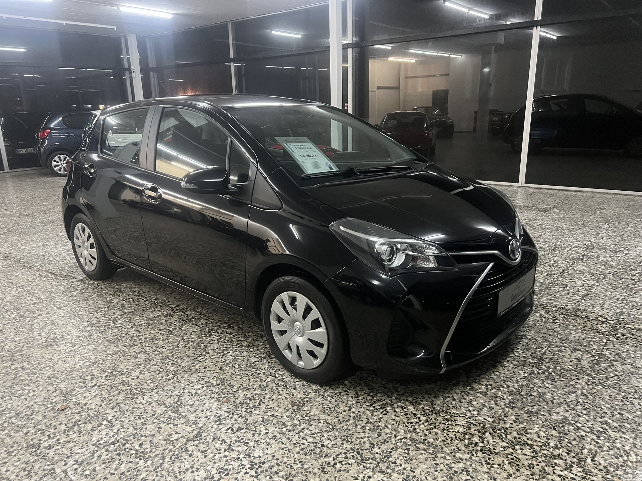 Sort Toyota Yaris fra 2016