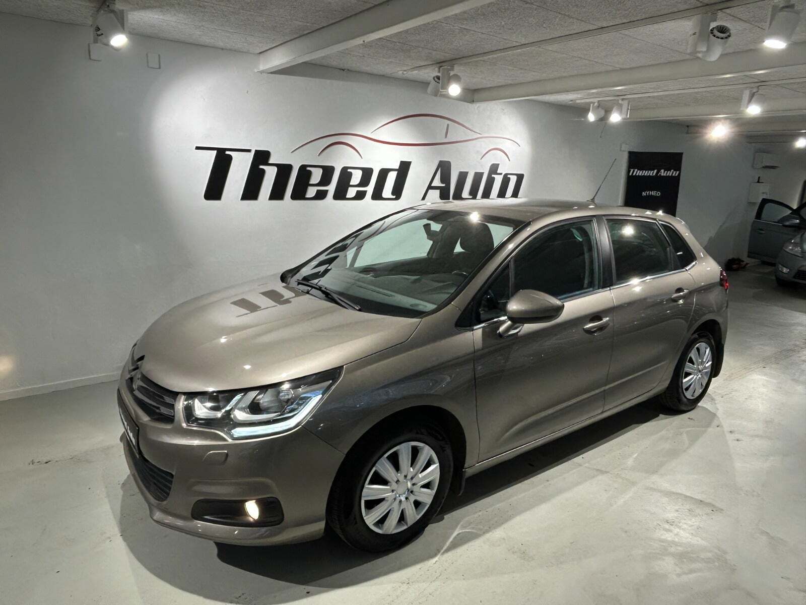 Orange Citroën C4 fra 2016 set udefra