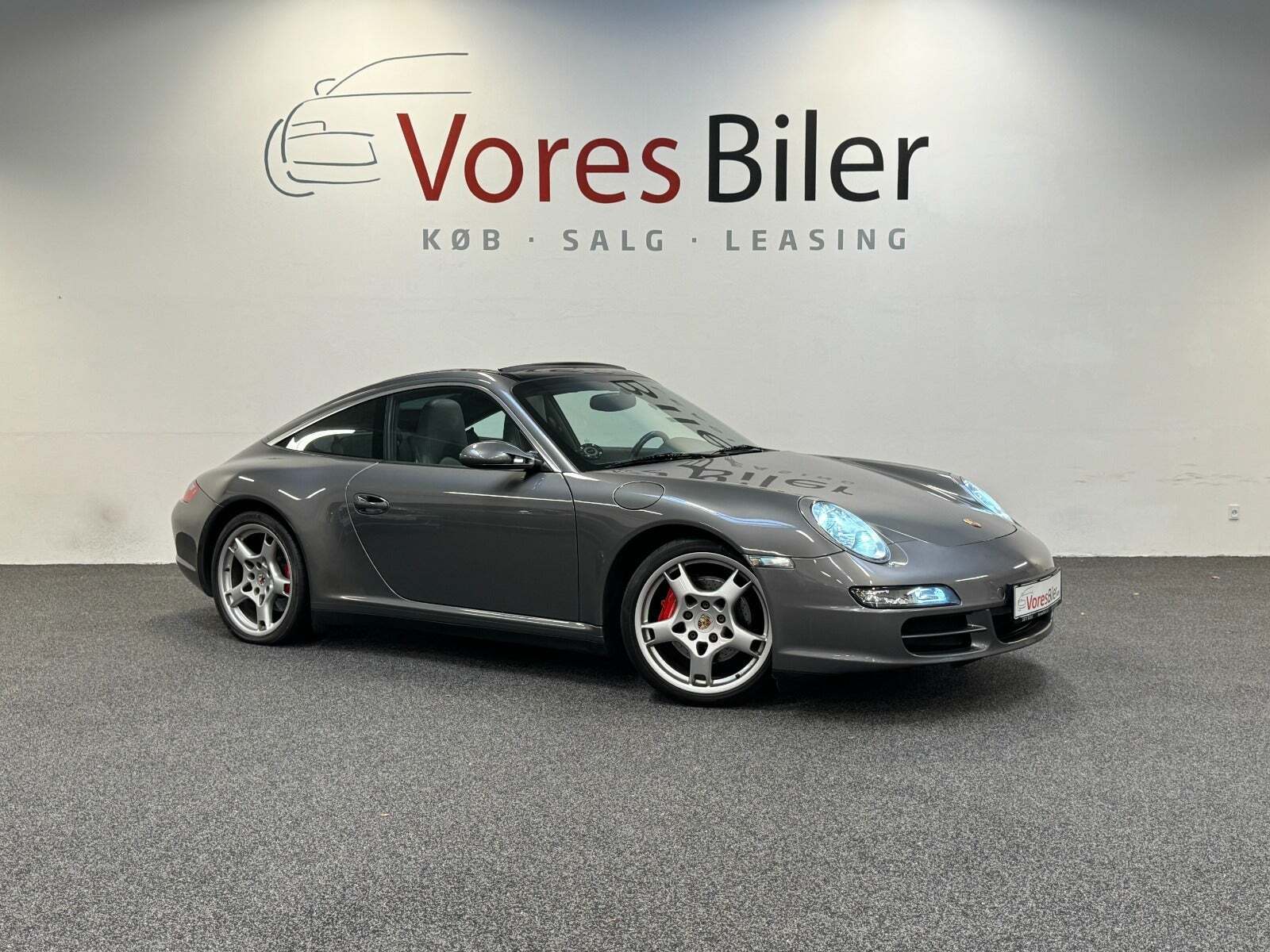 Grå Porsche 911 Targa 4S fra 2007 set udefra