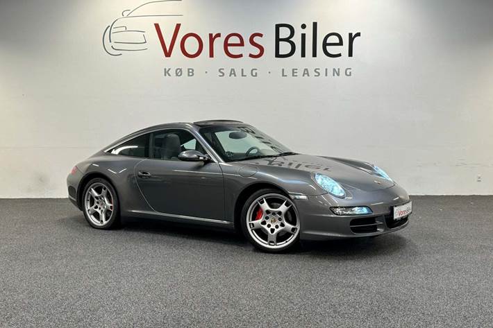 Grå Porsche 911 Targa 4S fra 2007 set udefra
