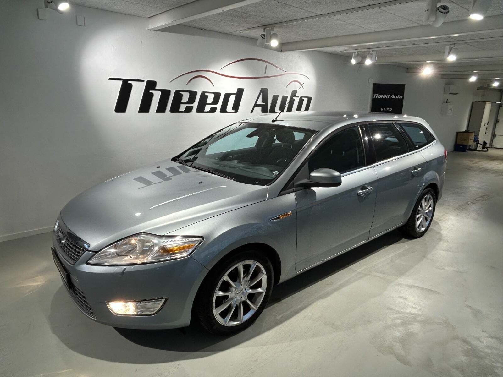 Blå Ford Mondeo fra 2009 set udefra