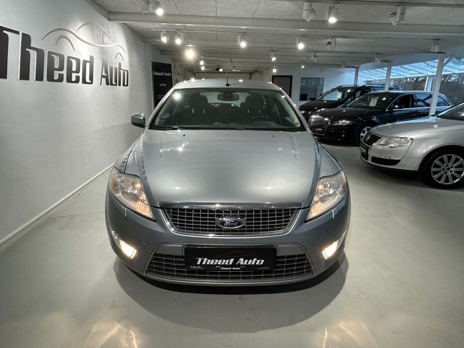 Blå Ford Mondeo fra 2009