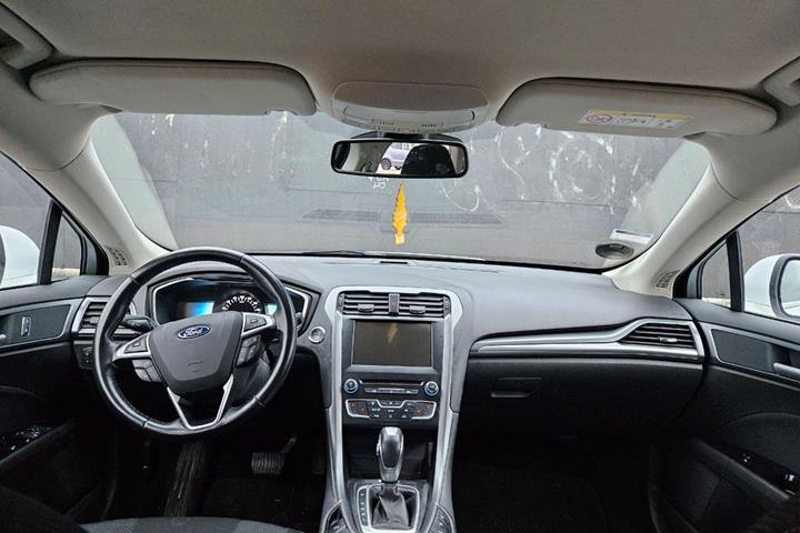 Hvid Ford Mondeo fra 2019