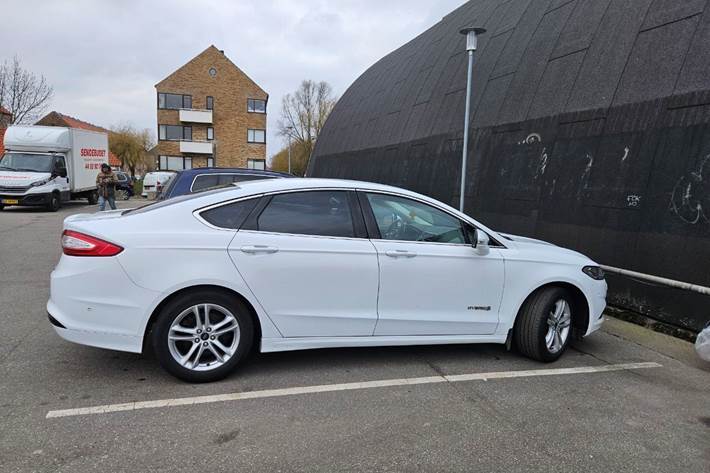 Hvid Ford Mondeo fra 2019