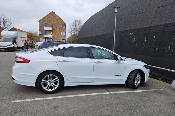 Hvid Ford Mondeo fra 2019