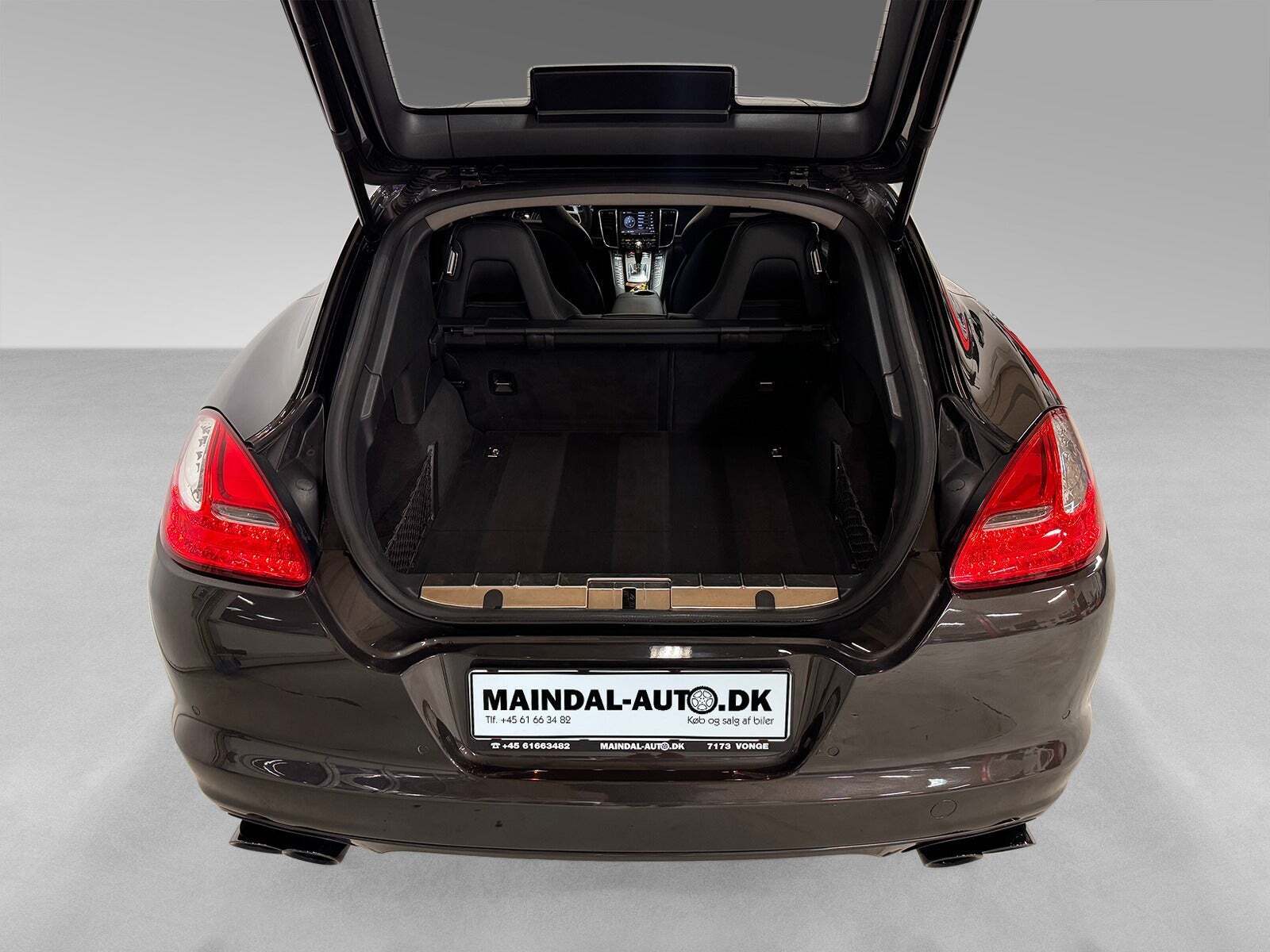 Gul Porsche Panamera S fra 2010 set indefra