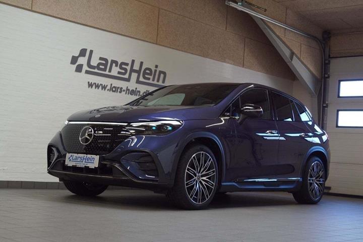 Blå Mercedes EQE350+ SUV fra 2023 set udefra
