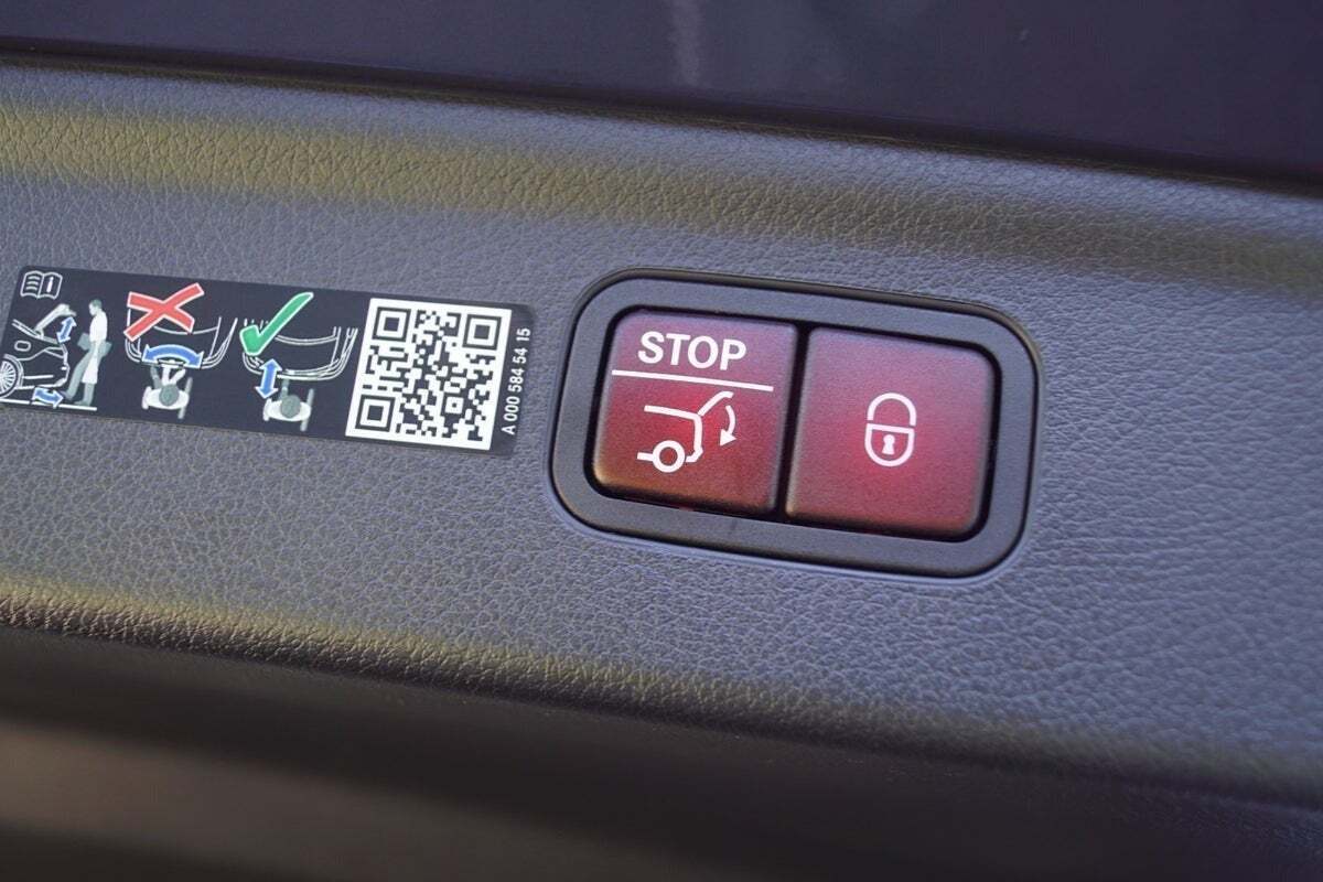 Blå Mercedes EQE350+ SUV fra 2023