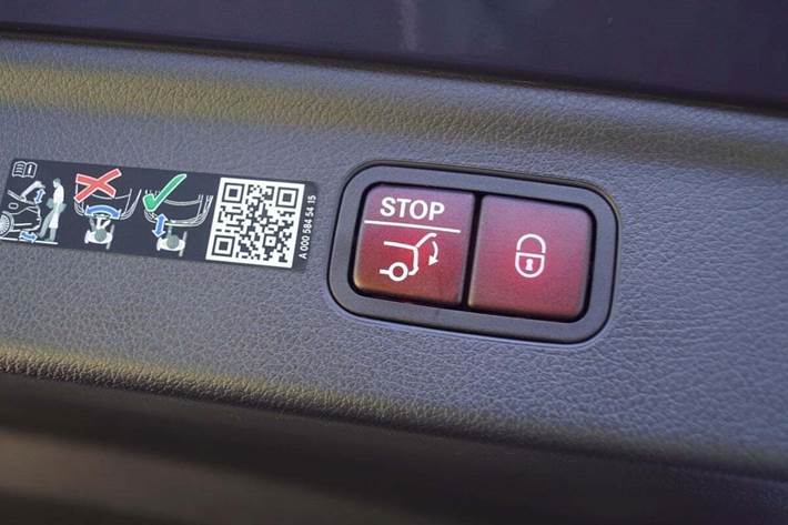 Blå Mercedes EQE350+ SUV fra 2023