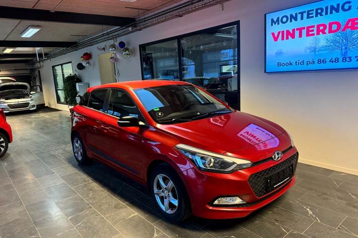 Grøn Hyundai i20 fra 2016 set udefra