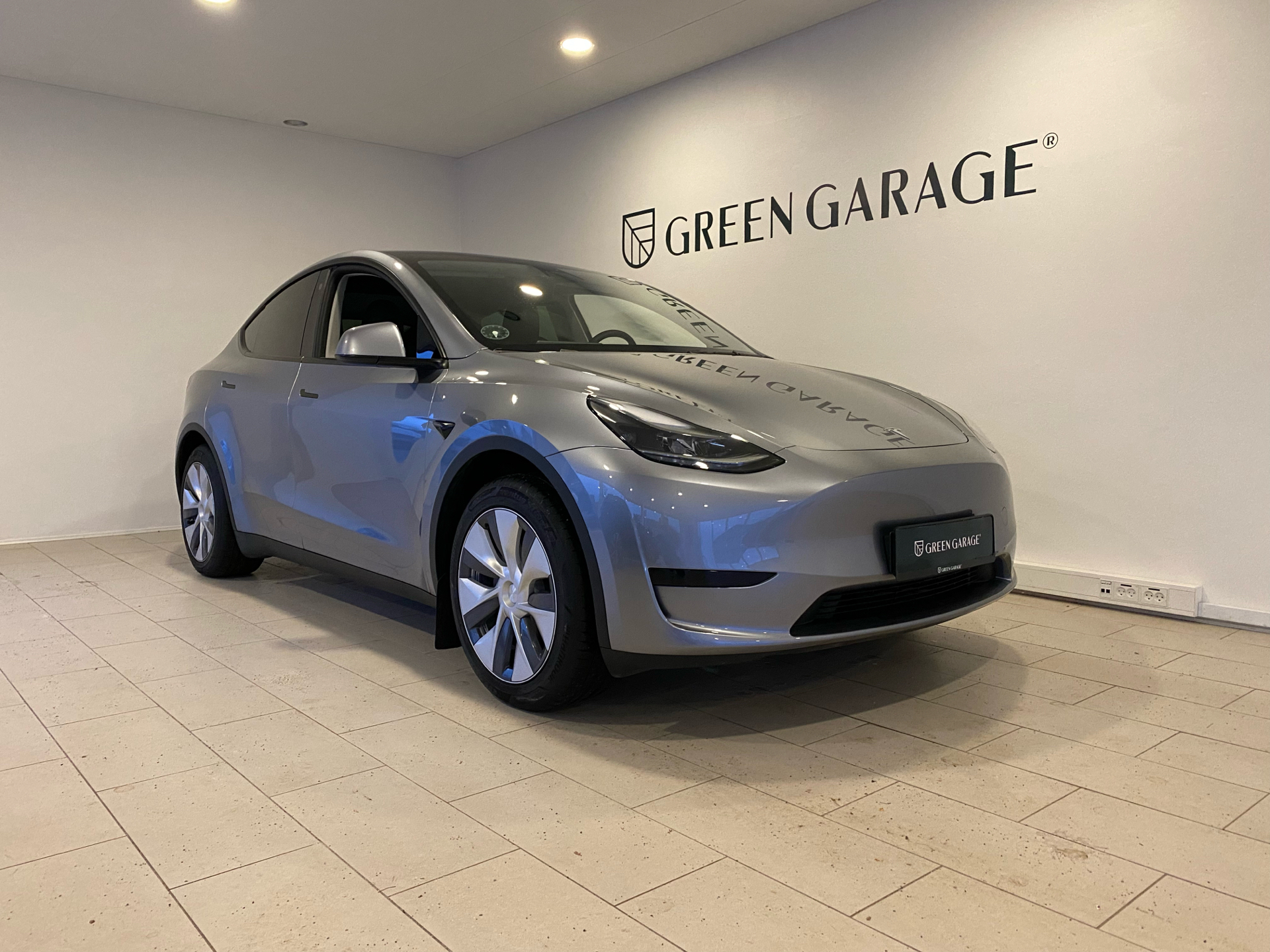 Grå Tesla Model Y fra 2024 set udefra