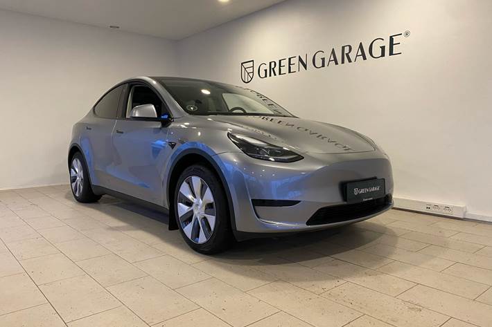 Grå Tesla Model Y fra 2024 set udefra