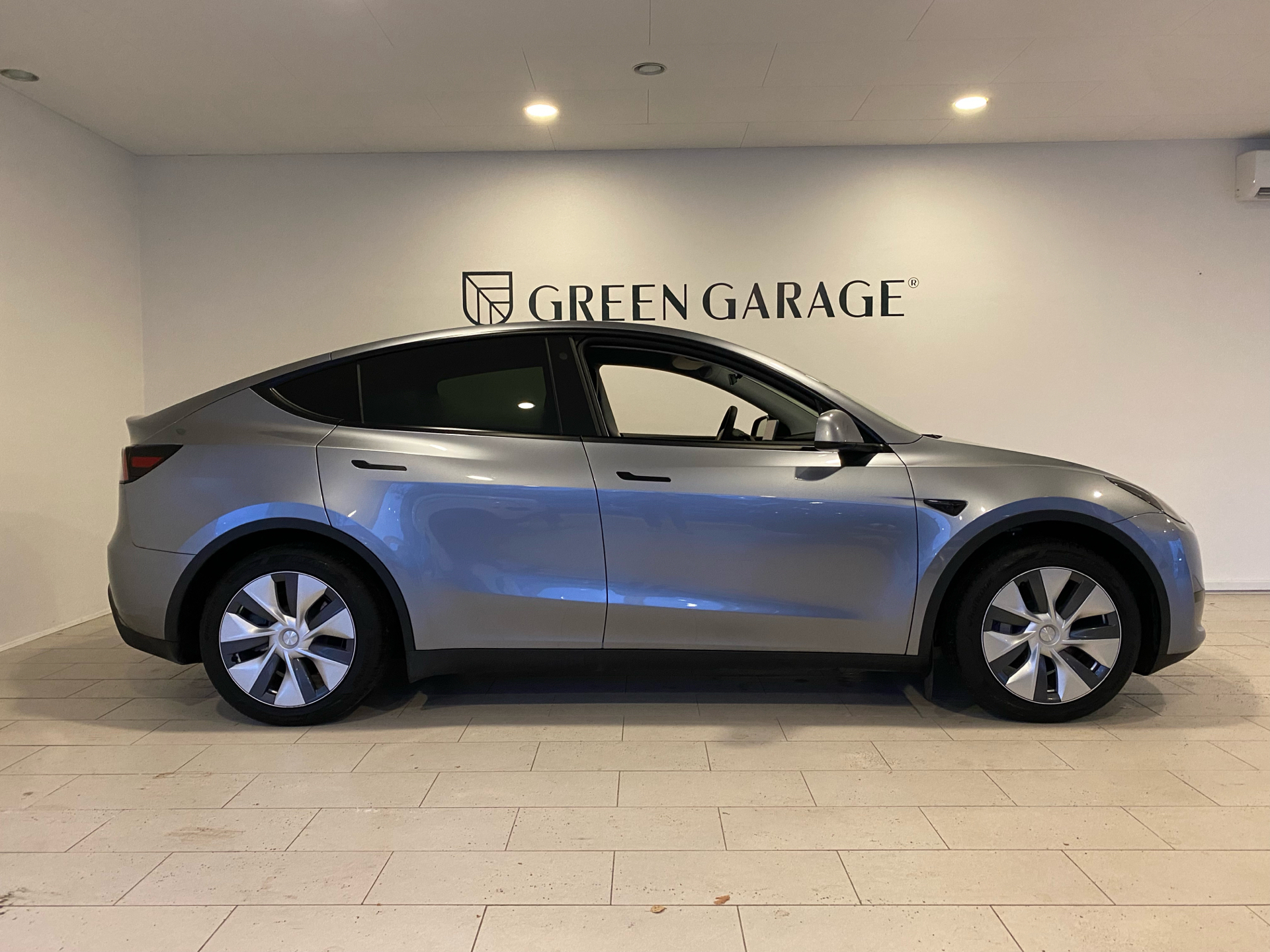 Grå Tesla Model Y fra 2024