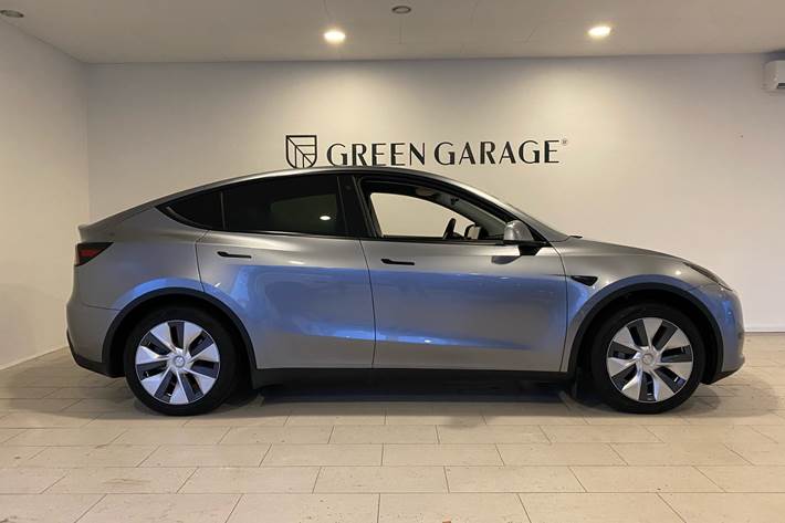 Grå Tesla Model Y fra 2024