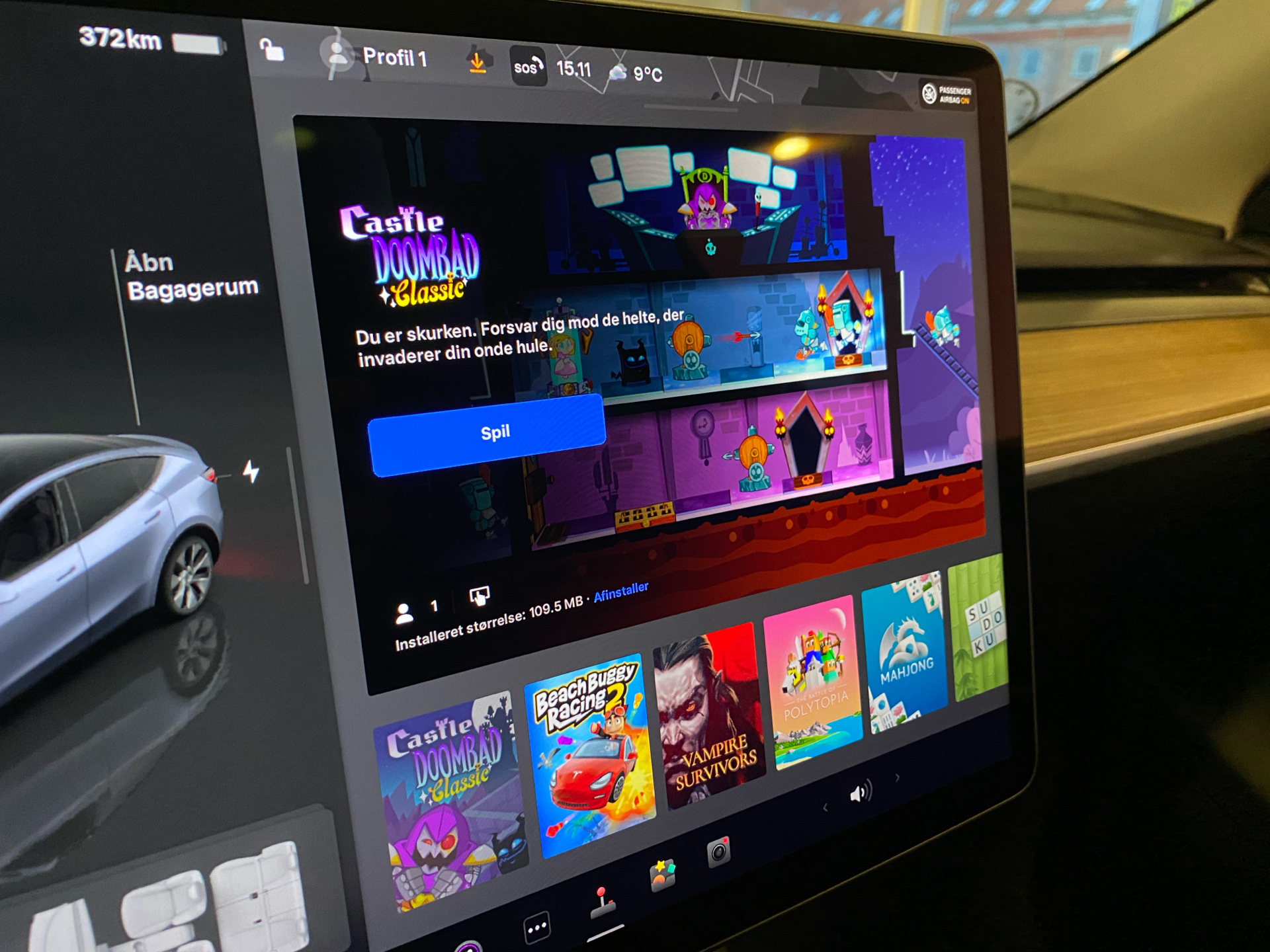 Grå Tesla Model Y fra 2024