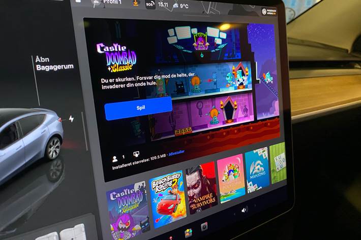 Grå Tesla Model Y fra 2024