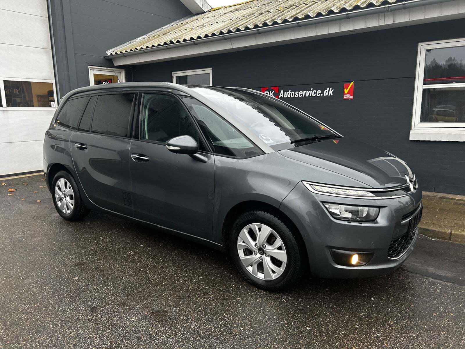 Grå Citroën Grand C4 Picasso fra 2014 set udefra
