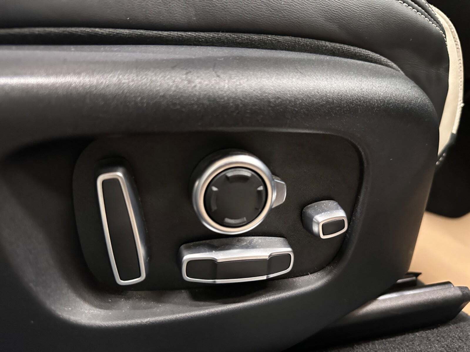 Grå Land Rover Range Rover Velar fra 2018