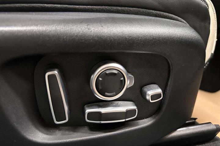 Grå Land Rover Range Rover Velar fra 2018 set indefra