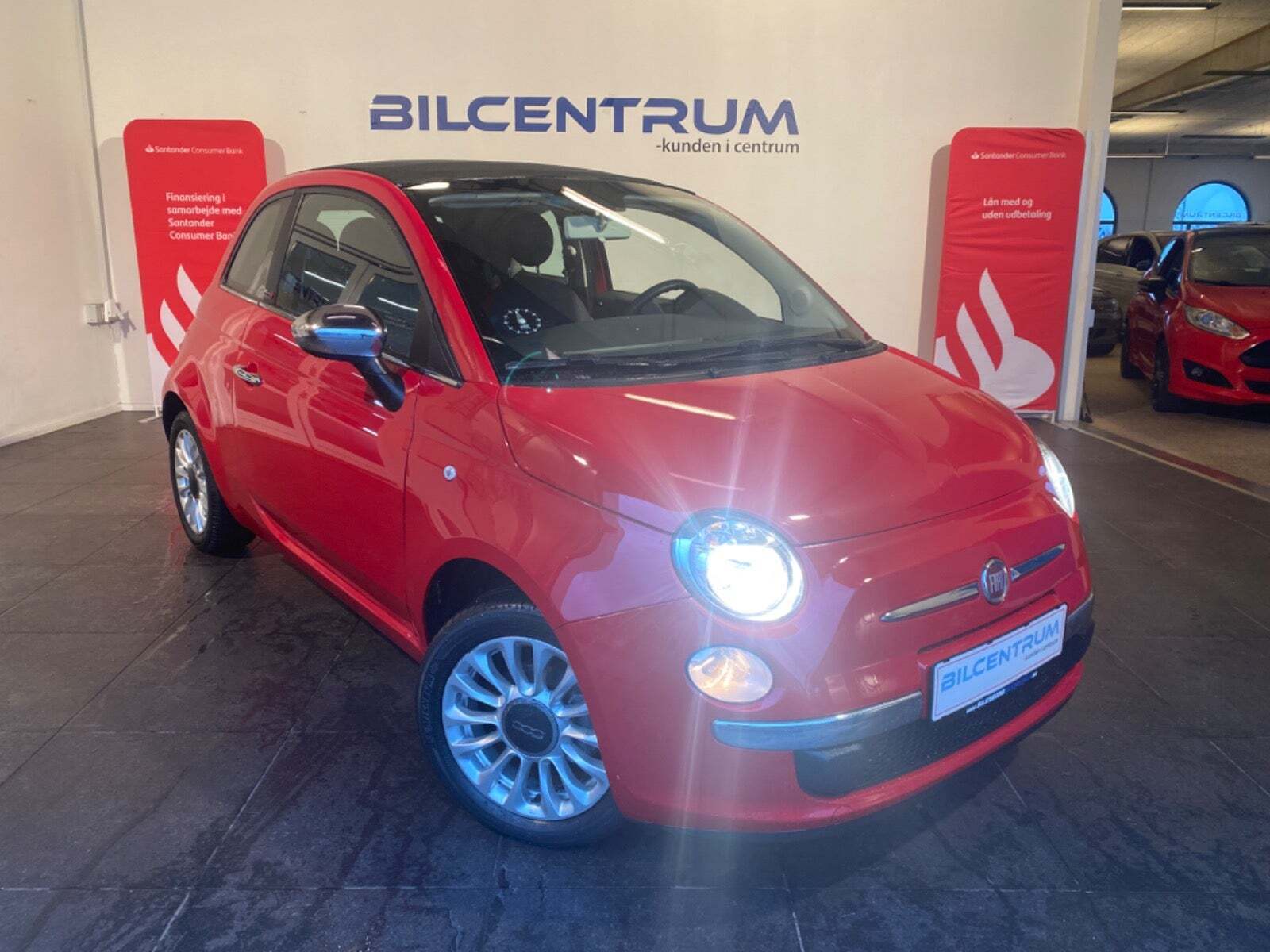 Rød Fiat 500C fra 2015 set udefra