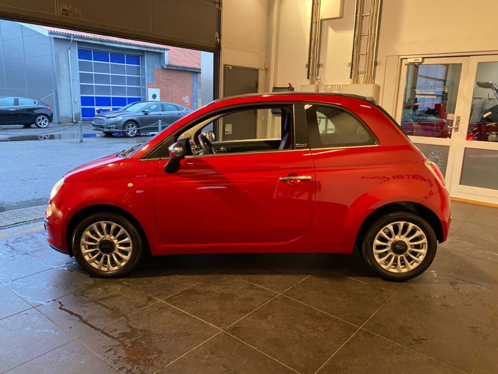 Rød Fiat 500C fra 2015