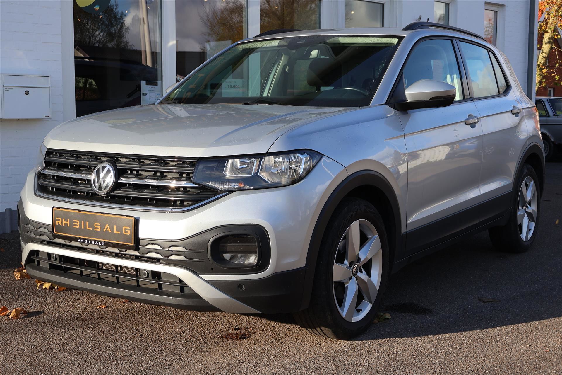 Sølv VW T-Cross fra 2020 set udefra