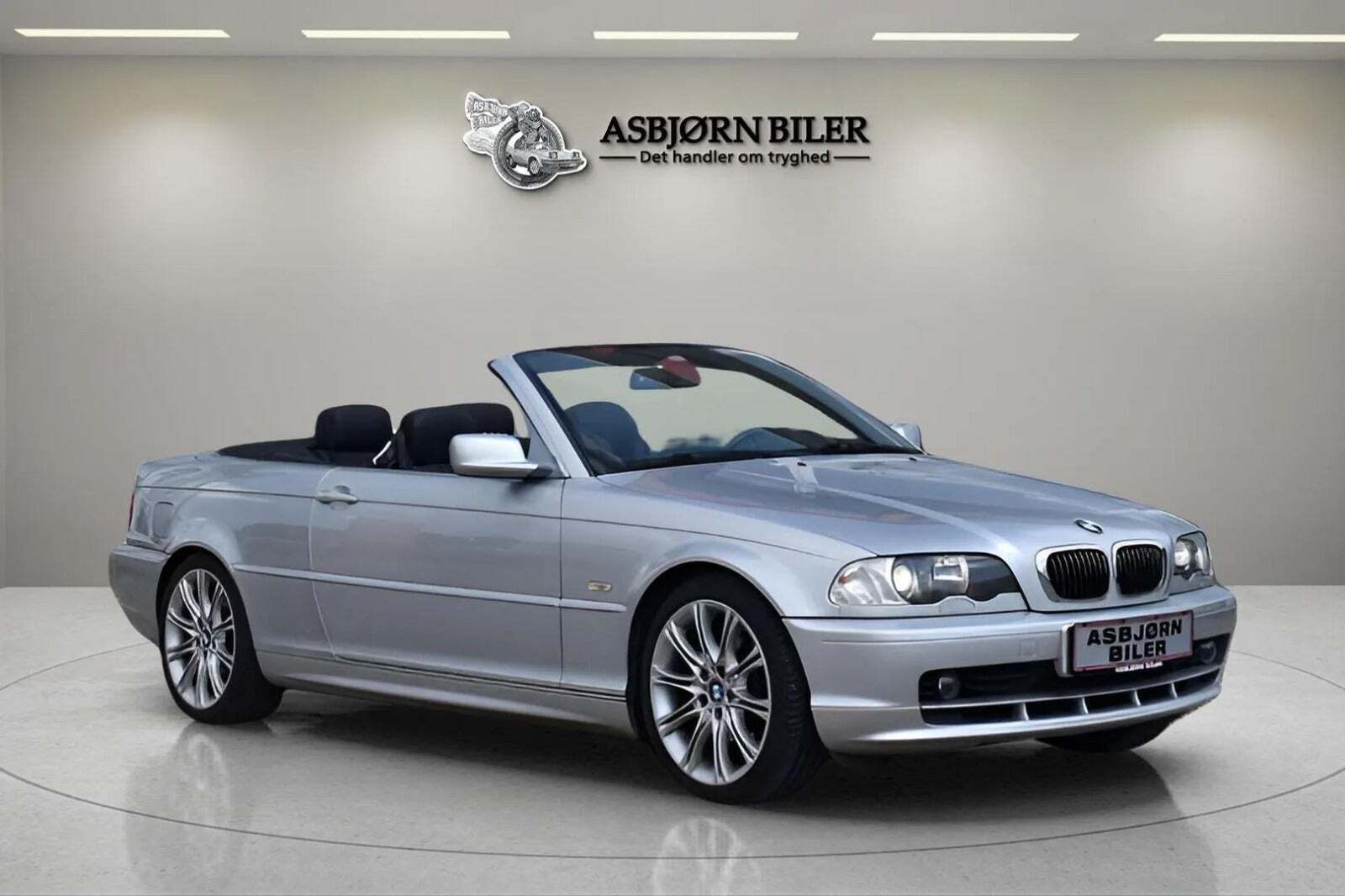 Sølv BMW 323Ci fra 2000 set udefra