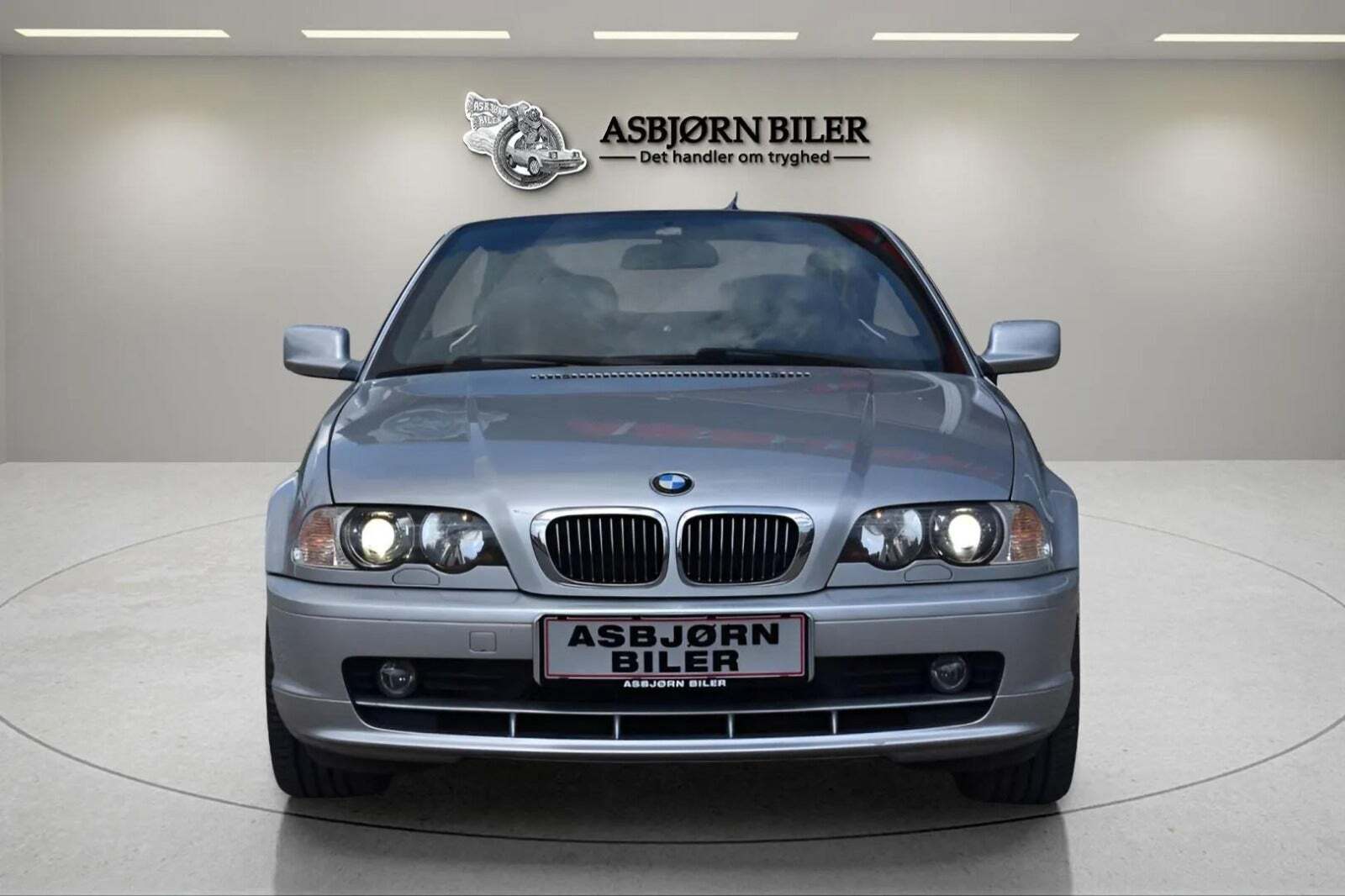 Sølv BMW 323Ci fra 2000 set udefra