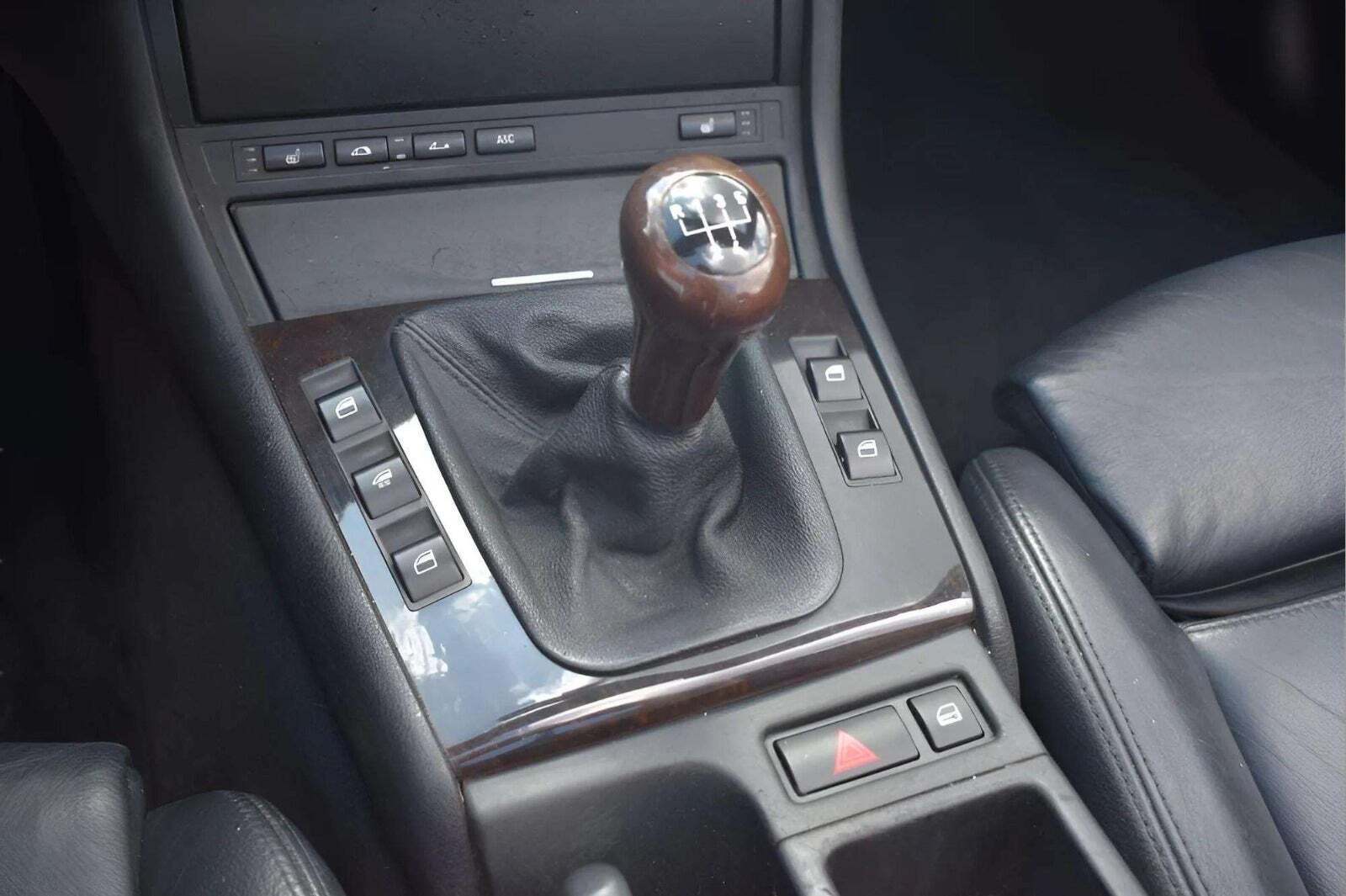 Sølv BMW 323Ci fra 2000 set indefra