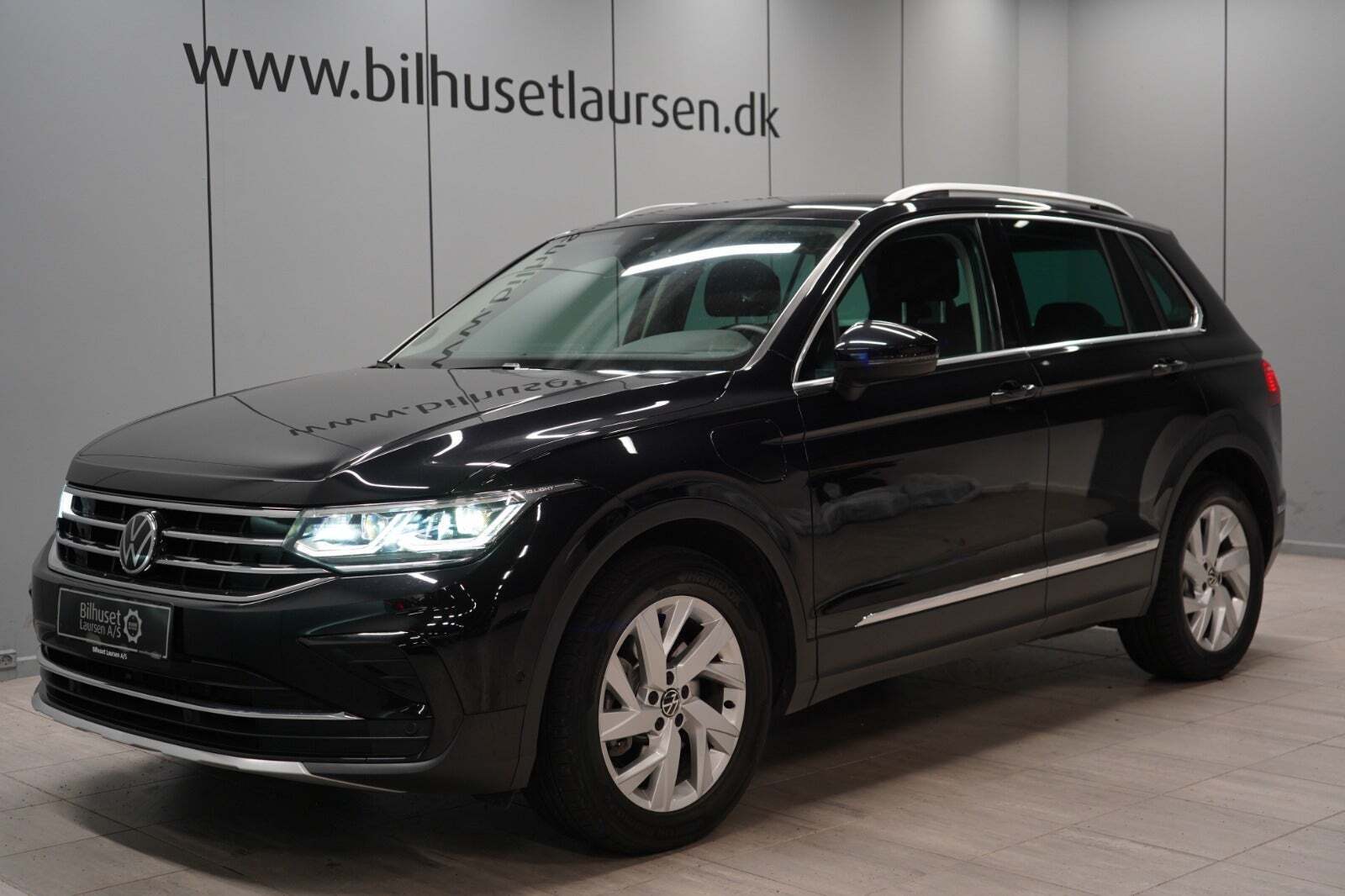 Sort VW Tiguan fra 2021 set udefra