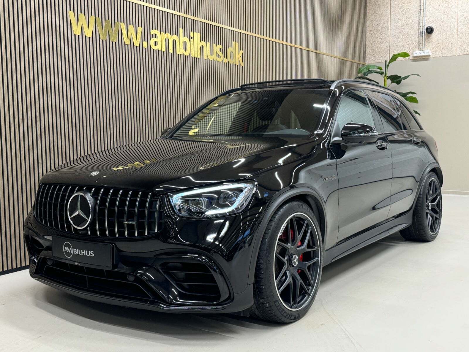 Sort Mercedes GLC63 fra 2020 set udefra