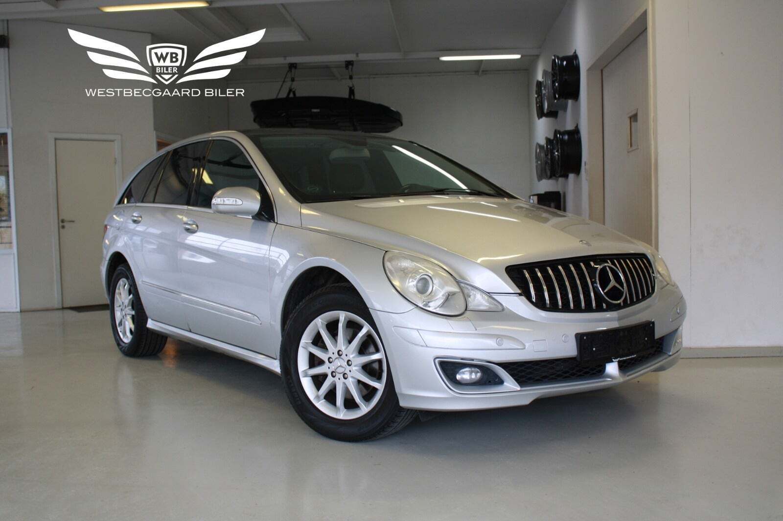 Sølv Mercedes R350 fra 2006 set udefra