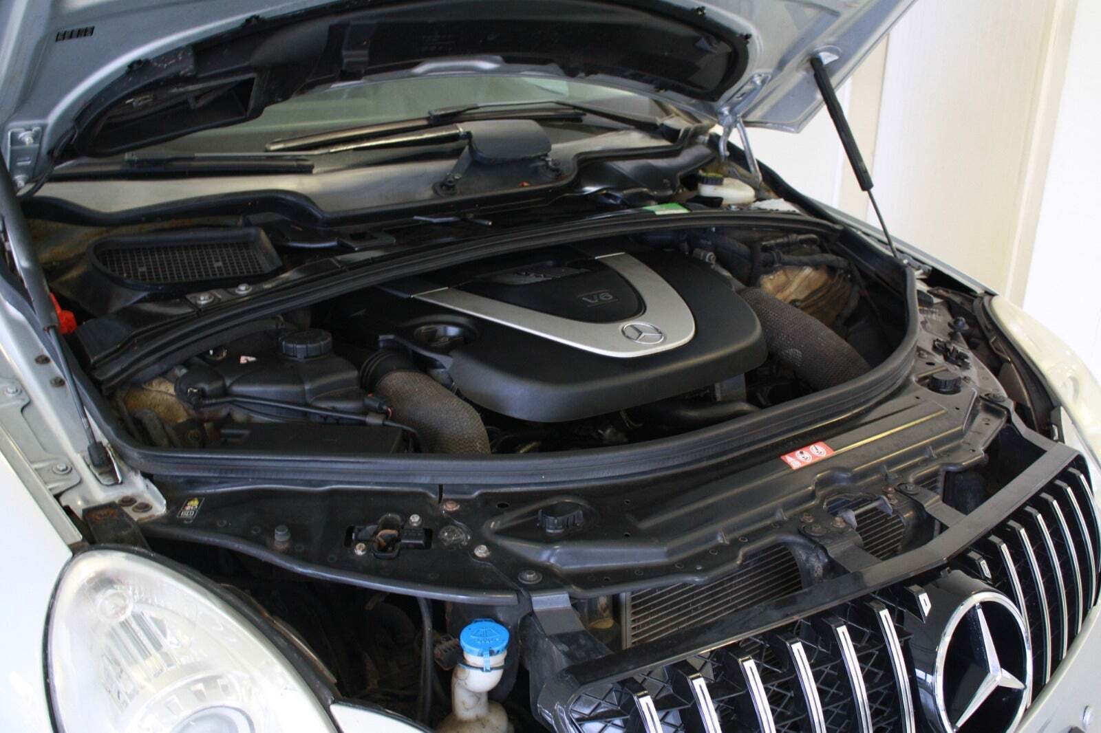 Sølv Mercedes R350 fra 2006 set udefra