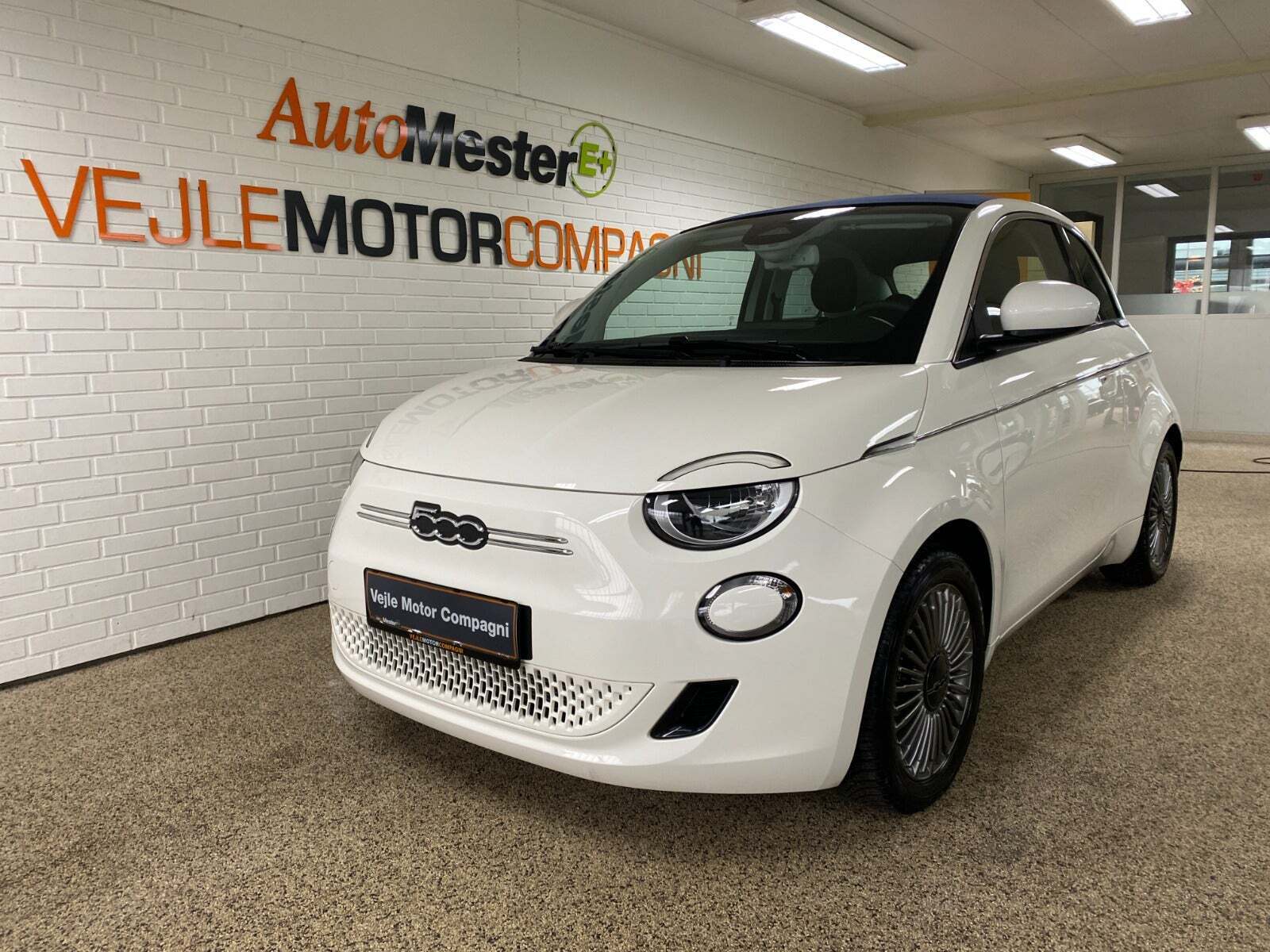 Hvid Fiat 500e fra 2023 set udefra
