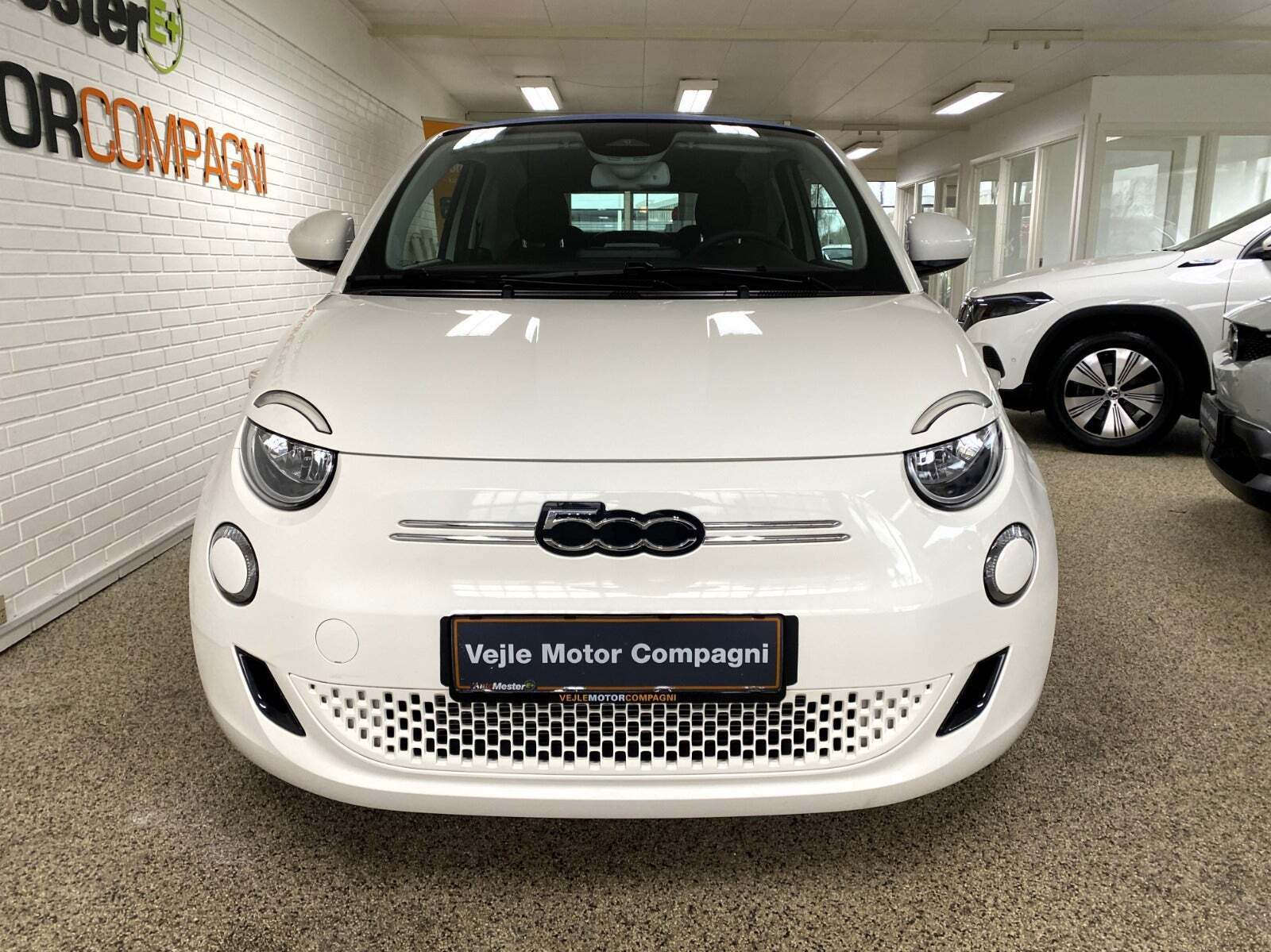 Hvid Fiat 500e fra 2023