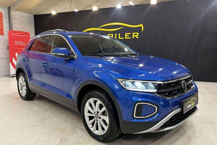 Blå VW T-Roc fra 2023 set udefra