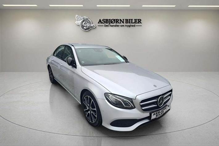 Sølv Mercedes E300 fra 2018 set udefra