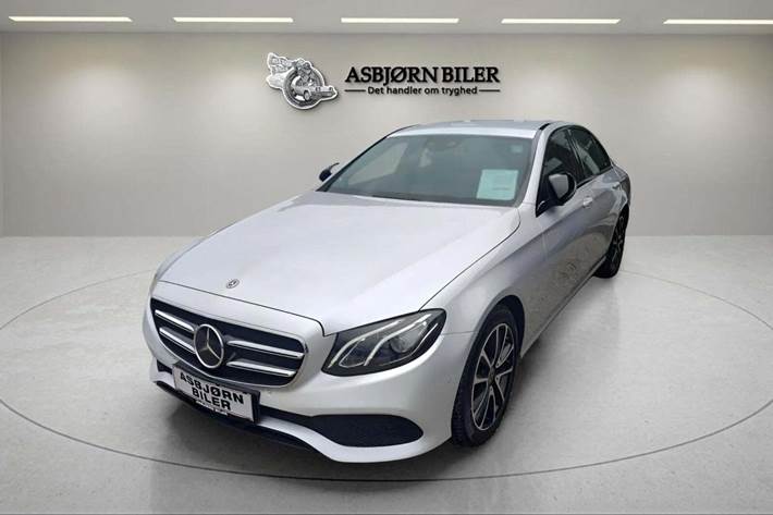 Sølv Mercedes E300 fra 2018 set udefra