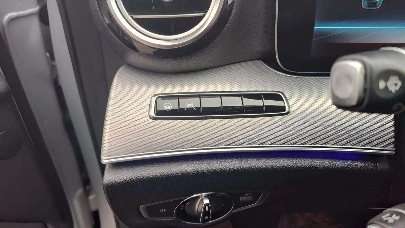 Sølv Mercedes E300 fra 2018