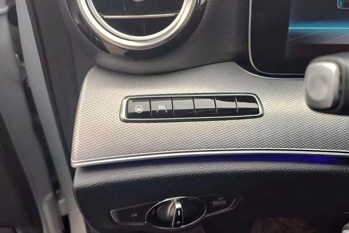 Sølv Mercedes E300 fra 2018